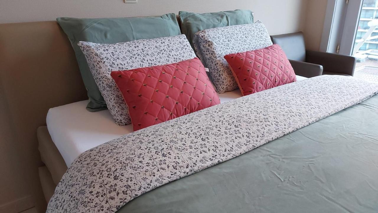 Appartement Met Zeezicht En Verwarmd Zwembad Ostenda Esterno foto