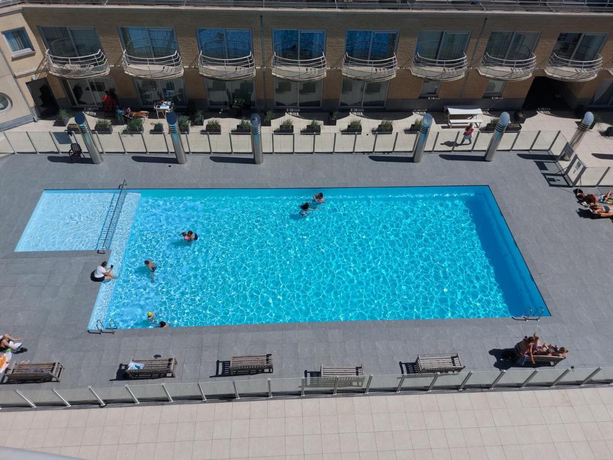 Appartement Met Zeezicht En Verwarmd Zwembad Ostenda Esterno foto